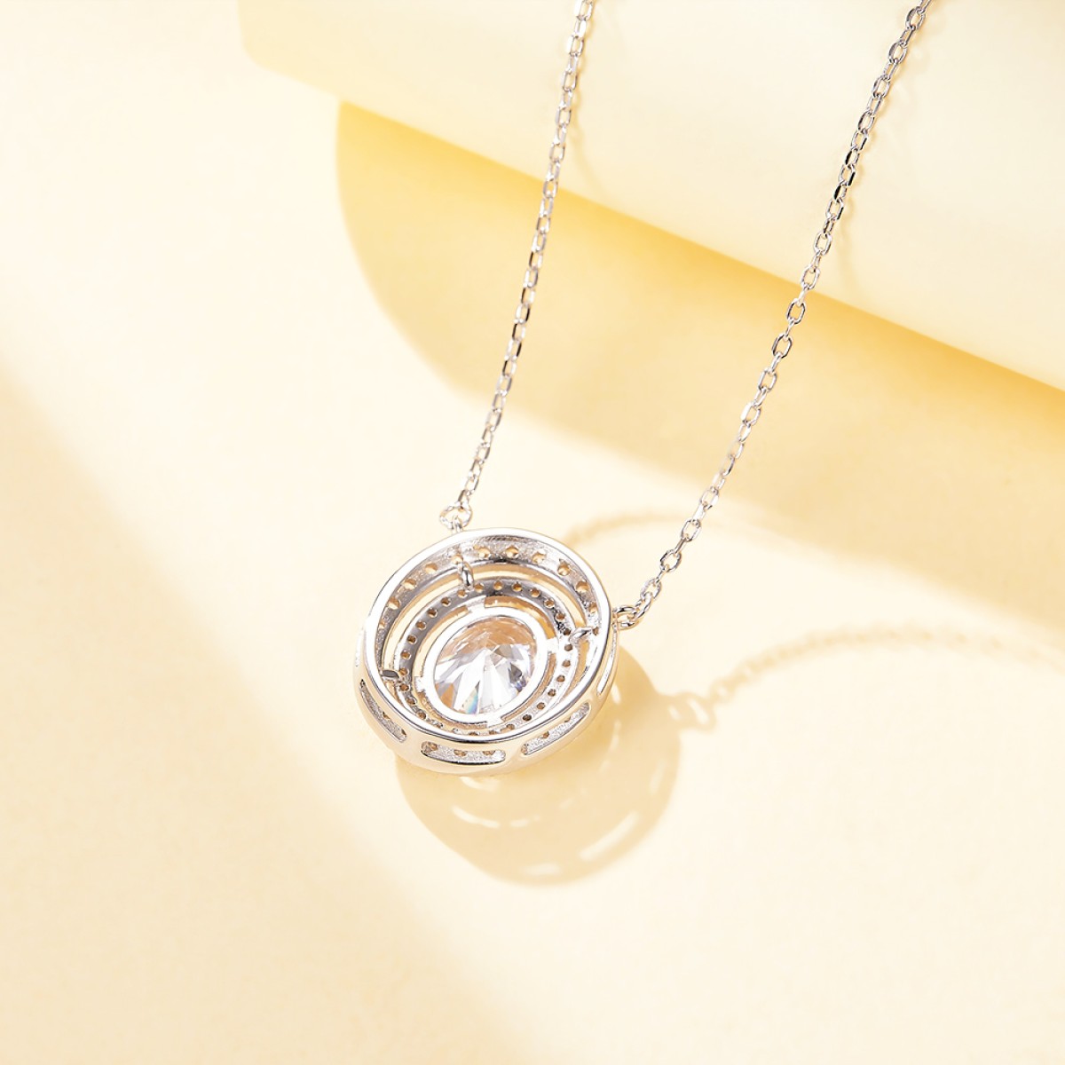 Galaxia - Pendentif en moissanite taille ovale avec double halo cerclé