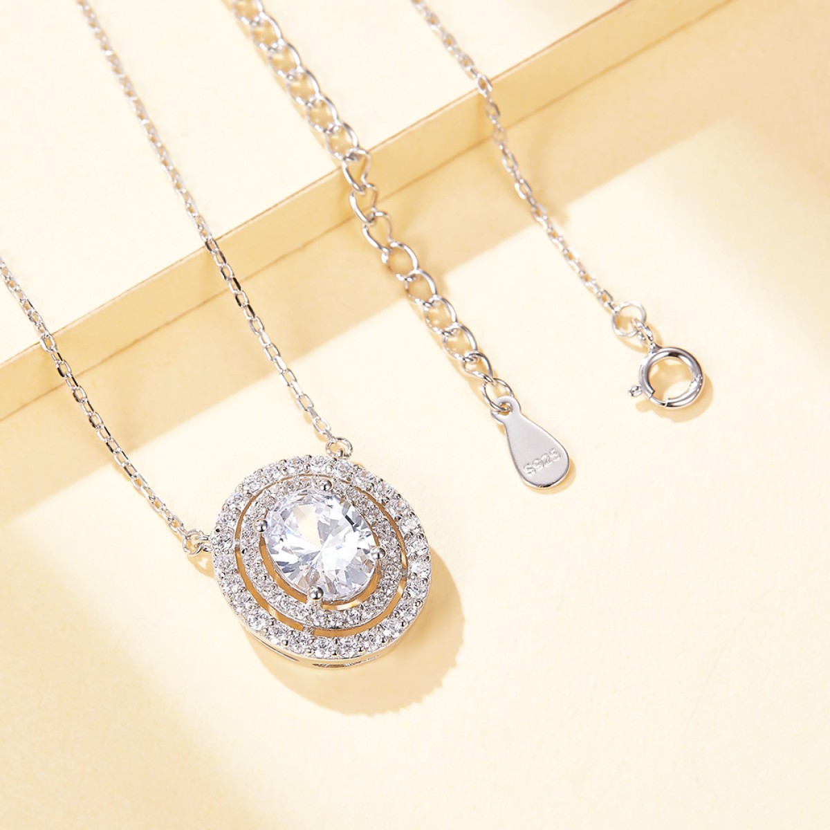 Galaxia - Pendentif en moissanite taille ovale avec double halo cerclé