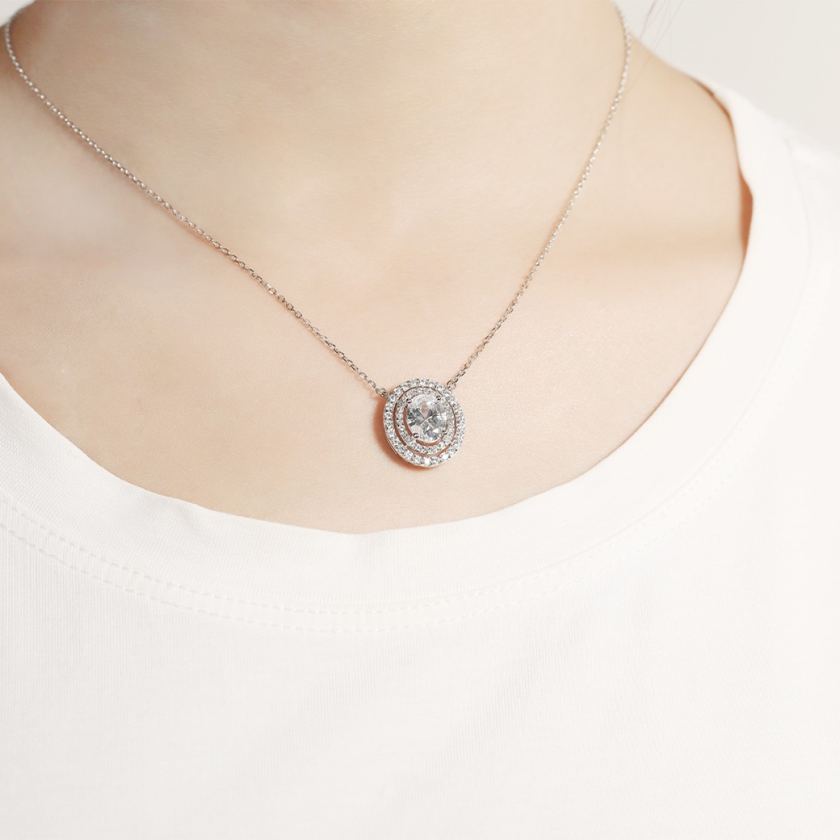 Galaxia - Pendentif en moissanite taille ovale avec double halo cerclé