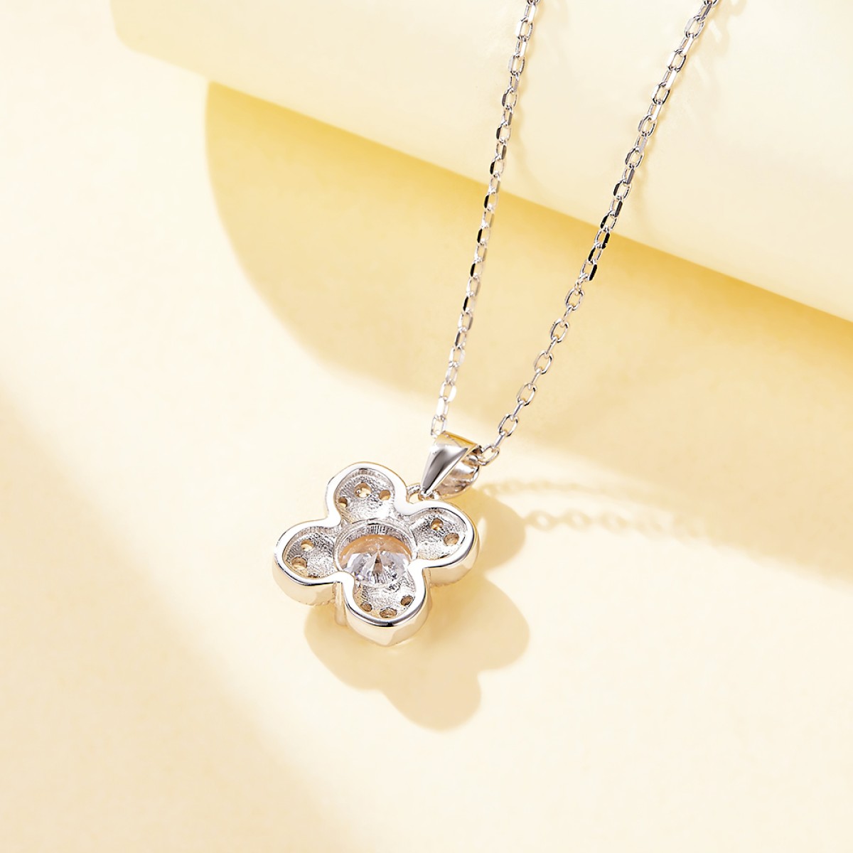 Flora - Pendentif en moissanite à motif de trèfle avec des détails en serti pavé