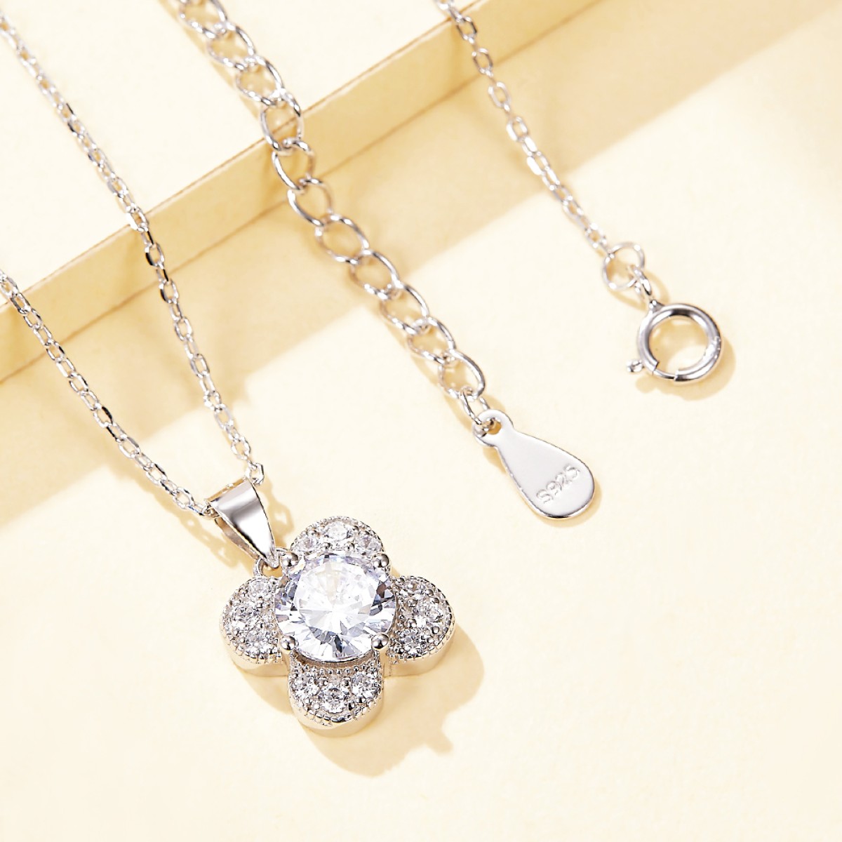 Flora - Pendentif en moissanite à motif de trèfle avec des détails en serti pavé