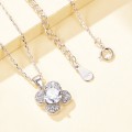 Flora - Pendentif en moissanite à motif de trèfle avec des détails en serti pavé