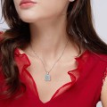 Flora - Pendentif en moissanite à motif de trèfle avec des détails en serti pavé