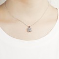 Flora - Pendentif en moissanite à motif de trèfle avec des détails en serti pavé
