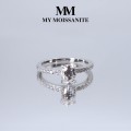 Nina - Bague en moissanite ovale avec pierres latérales serties en pavé