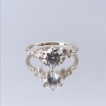 Aurora - Bague en moissanite avec pierres latérales minimalistes