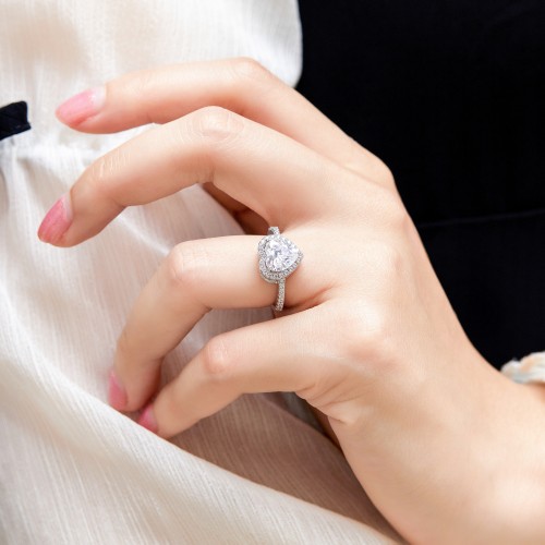 Heartshine – Bague en moissanite en forme de cœur au sertissage halo