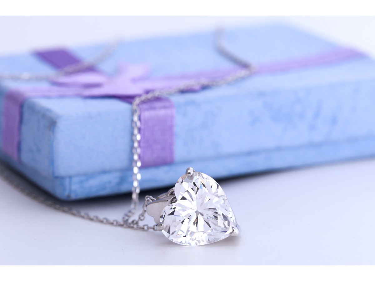 Pendentifs en moissanite : 10 raisons pour lesquelles chaque femme devrait en posséder un