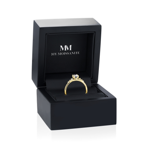 Ovaline - Bague en moissanite ovale avec pierres latérales discrètes