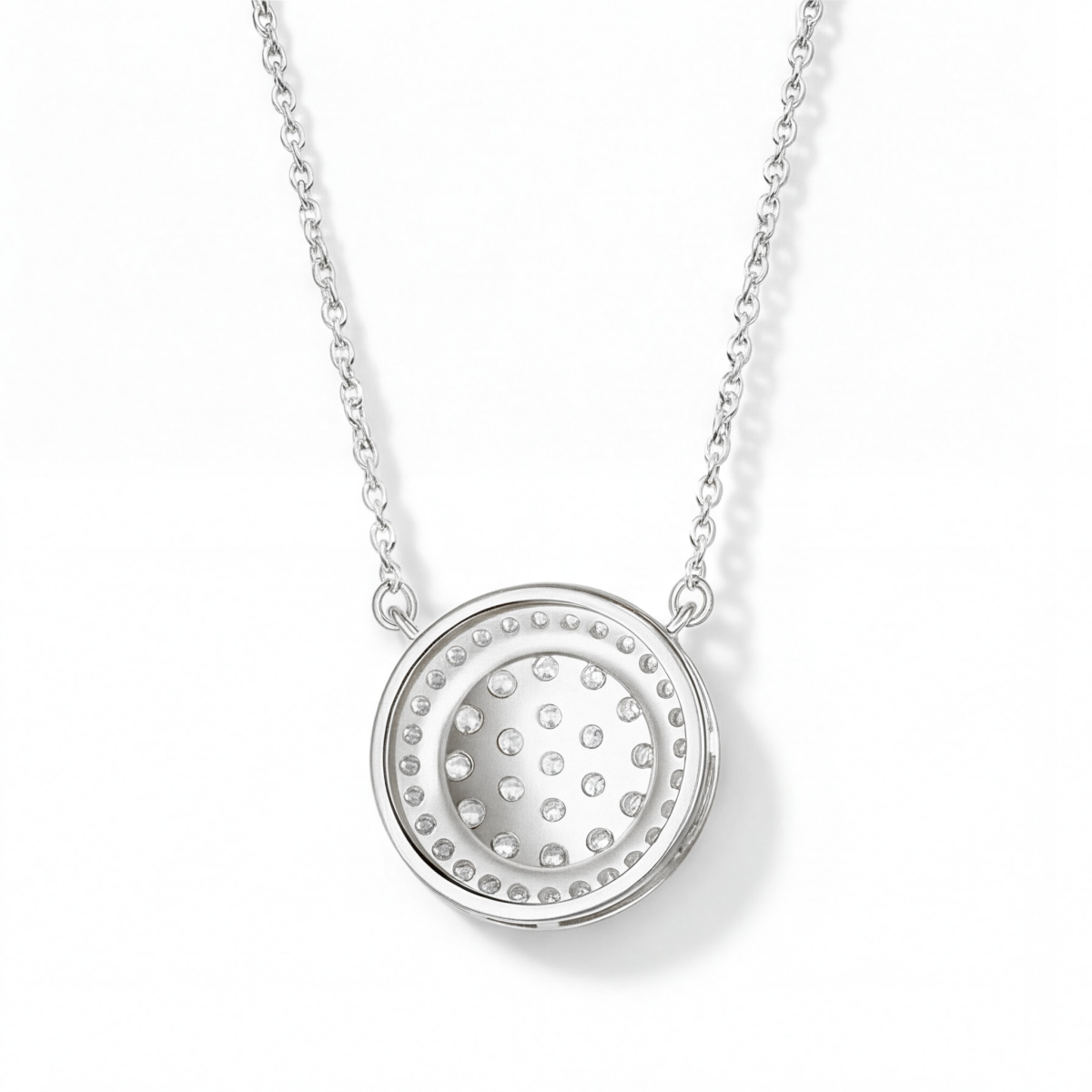 Brillante - Pendentif à grappe de moissanites rondes avec halo pavé