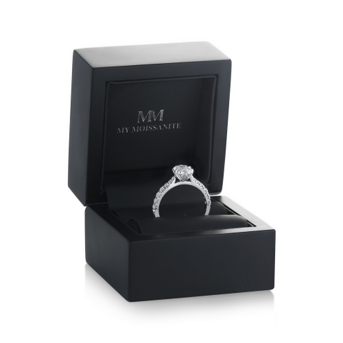 Lumiere - Bague en moissanite taille radiant avec pierres serties en pavé