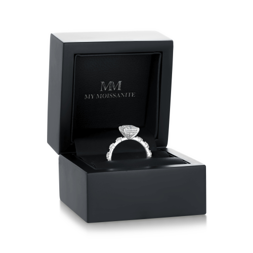 Isla - Bague en moissanite taille radiant avec pierres latérales