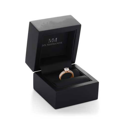 Serena - Bague en moissanite avec double pavé de pierres latérales
