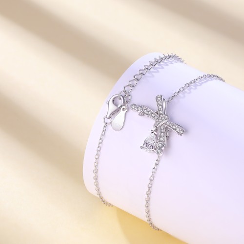 Pearlette - Bracelet à motif nœud en moissanite taille poire avec serti pavé