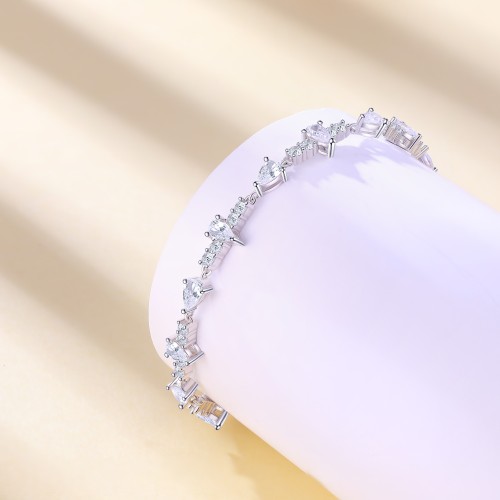 Perlette - Bracelet en moissanite taille poire à la symétrie élégante