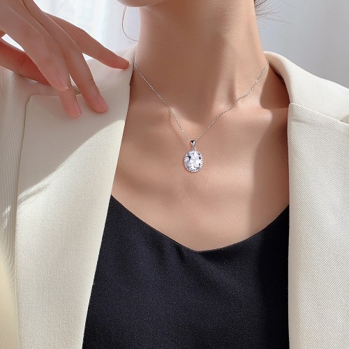 Clarique - Pendentif classique en moissanite de forme ovale avec halo pavé