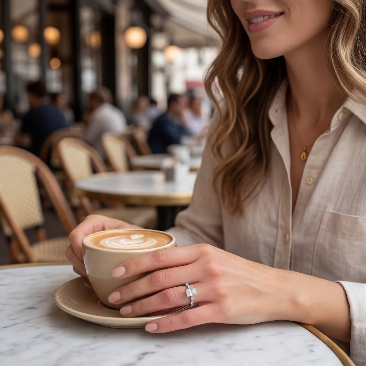 Luminaire - Bague en moissanite taille radiant avec pierres latérales taille marquise et halo caché