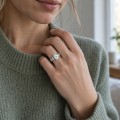 Wisteria - Bague en moissanite ovale avec anneau en forme de sarment torsadé