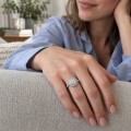 Corollina - Bague en grappe de moissanites rondes avec halo et épaulements pavés