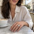 Corollina - Bague en grappe de moissanites rondes avec halo et épaulements pavés