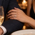 Juliette - Bague de fiançailles en moissanite ronde avec anneau pavé