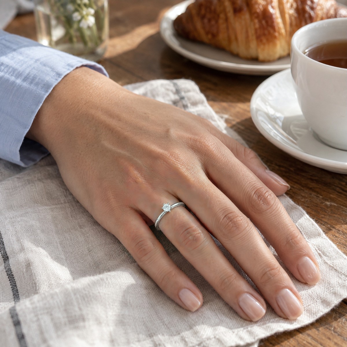 Lily - Bague solitaire en moissanite ronde à sertissage tulipe