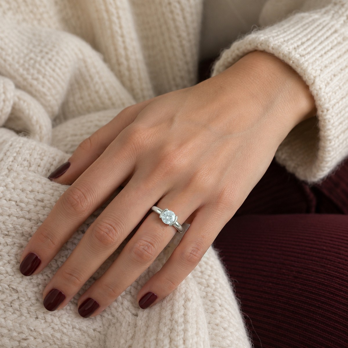 Demi - Bague solitaire en moissanite ronde à serti demi-clos