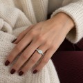Demi - Bague solitaire en moissanite ronde à serti demi-clos