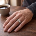 Horizon - Alliance pour homme en moissanite avec bords pavés