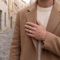 Horizon - Alliance pour homme en moissanite avec bords pavés