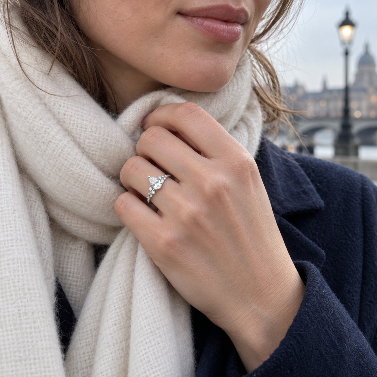 Estelle - Bague en moissanite taille poire avec pierres latérales disséminées