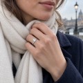 Estelle - Bague en moissanite taille poire avec pierres latérales disséminées