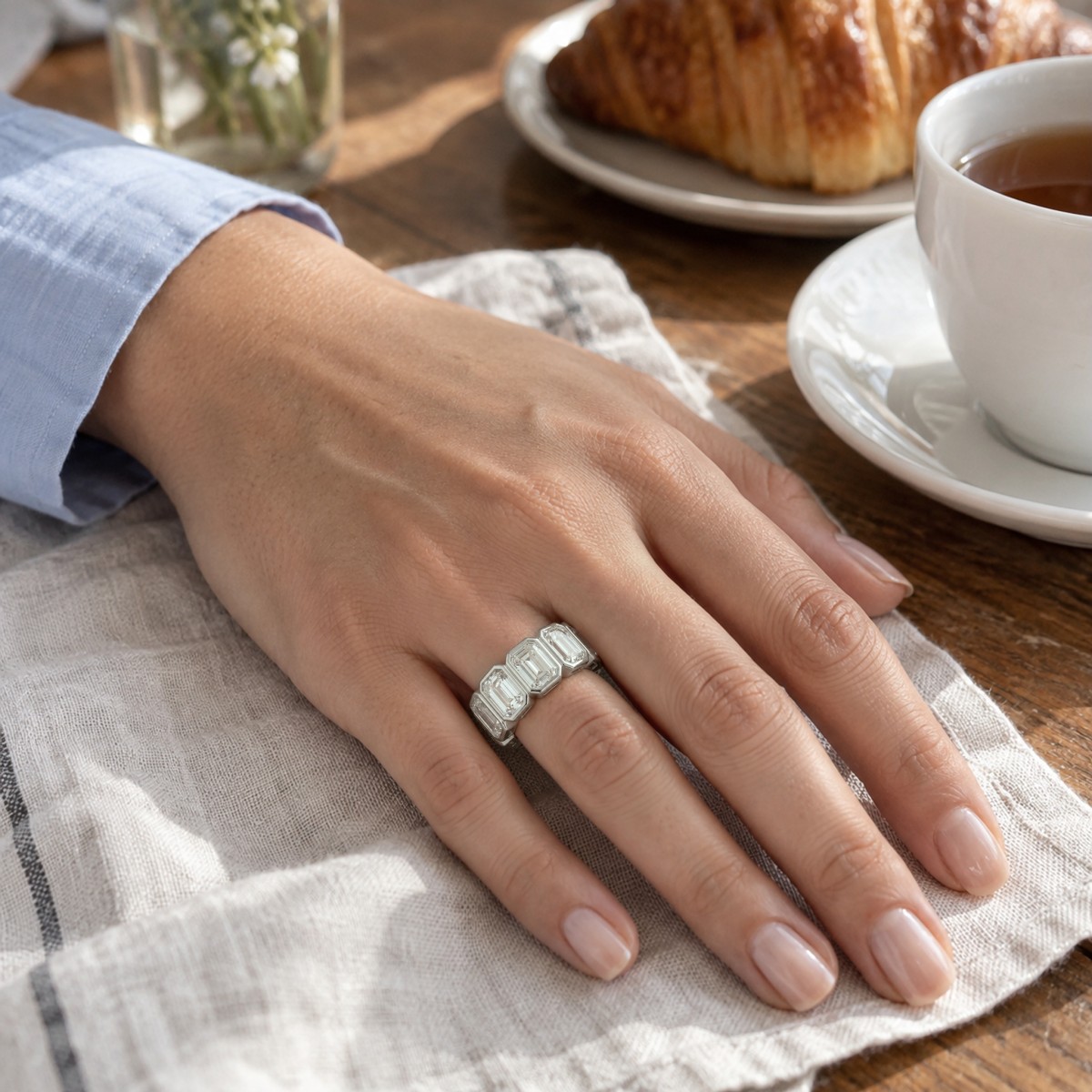 Devotion - Bague tour complet en moissanite taille émeraude avec sertis clos