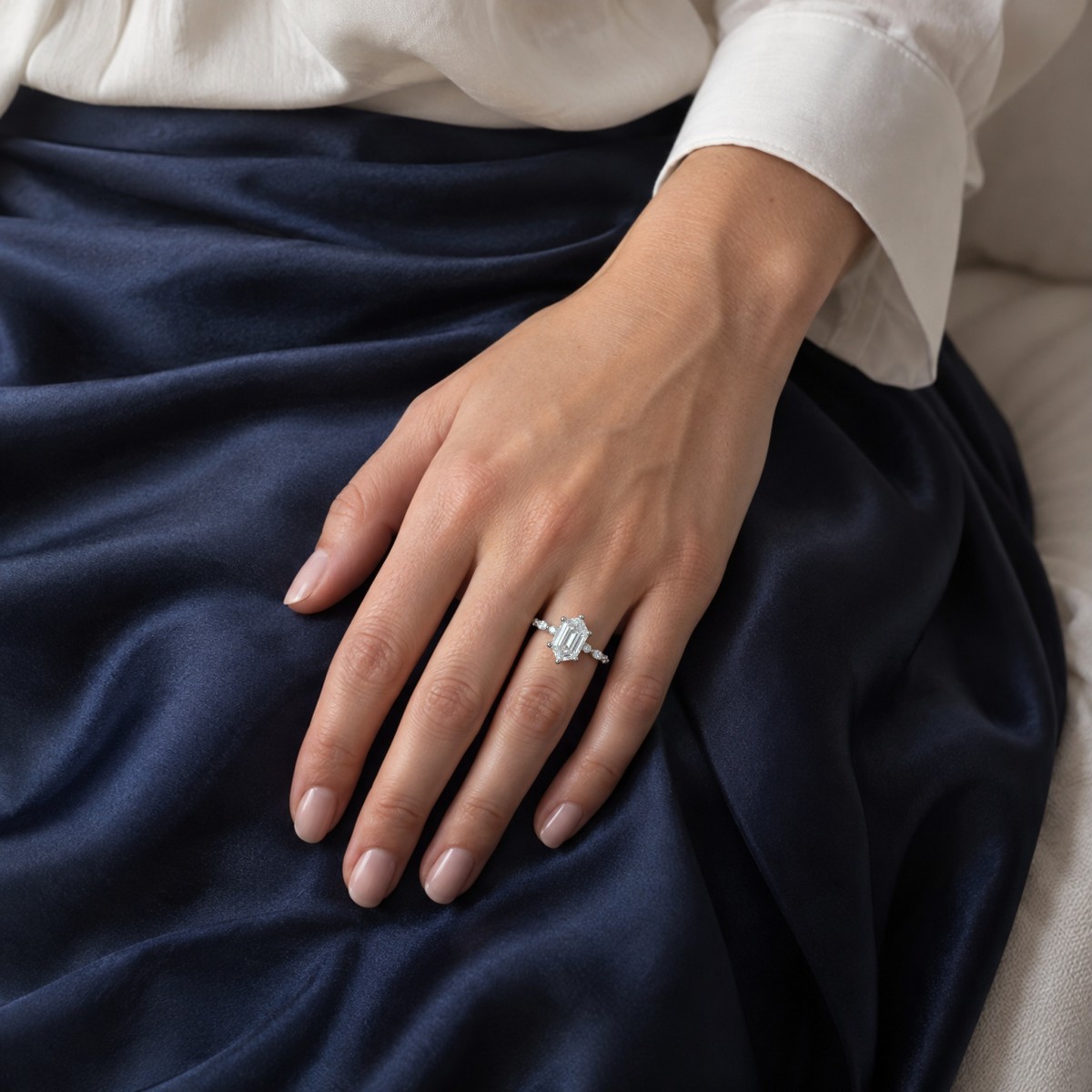 Prisma - Bague de fiançailles en moissanite en forme d’hexagone allongé avec pierres latérales de taille marquise et rondes