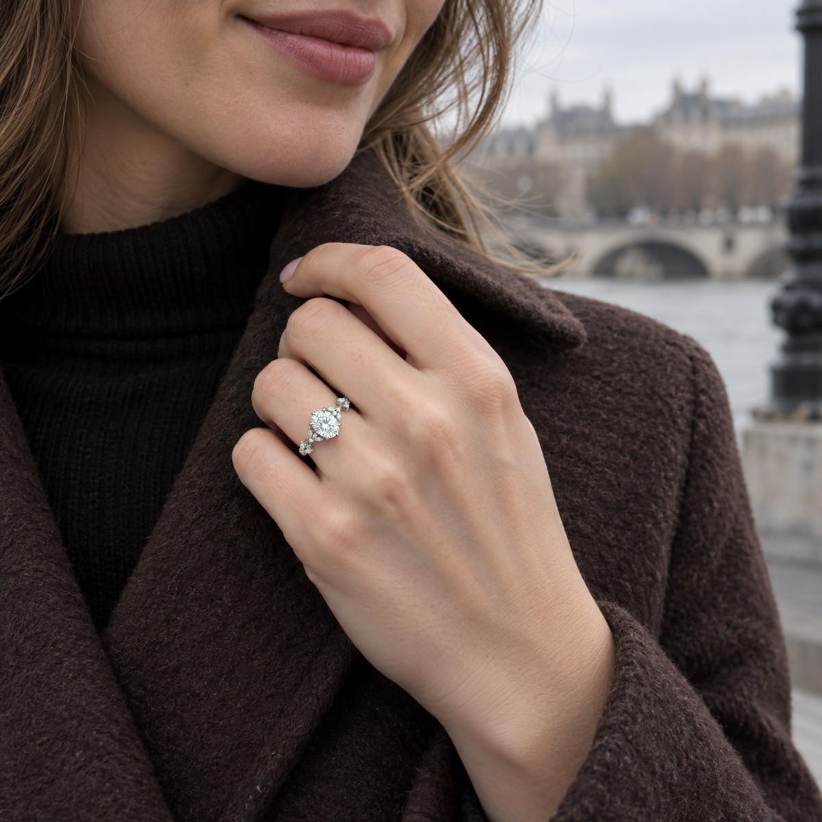 Sylvaine - Bague de fiançailles en moissanite ovale avec grappes de pierres taille marquise évoquant des feuilles et corps de bague dédoublé