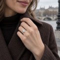 Sylvaine - Bague de fiançailles en moissanite ovale avec grappes de pierres taille marquise évoquant des feuilles et corps de bague dédoublé