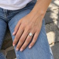 Reverie - Bague de fiançailles solitaire en moissanite de forme coussin allongé à huit griffes
