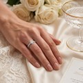 Nina - Bague en moissanite ovale avec pierres latérales serties en pavé