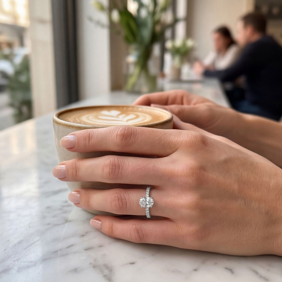 Nina - Bague en moissanite ovale avec pierres latérales serties en pavé