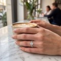 Nina - Bague en moissanite ovale avec pierres latérales serties en pavé