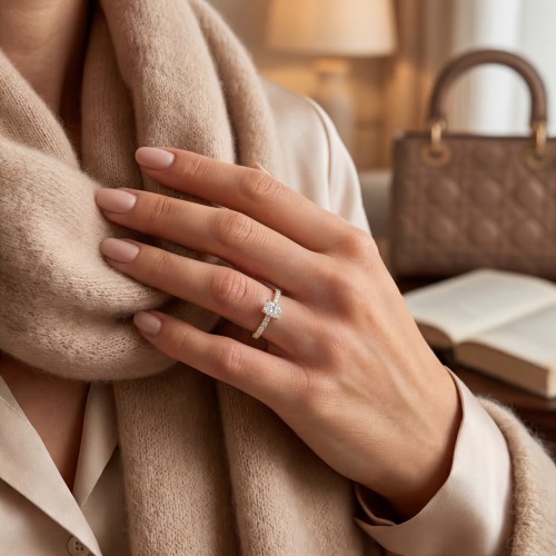 Astra - Bague en moissanite taille radiant avec pierres latérales en serti pavé et halo caché