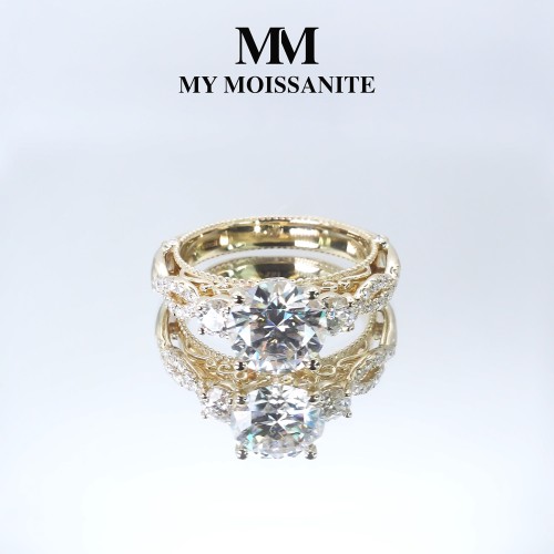 Circe - Bague de fiançailles d’inspiration vintage en moissanite avec pierres latérales et détails en filigrane