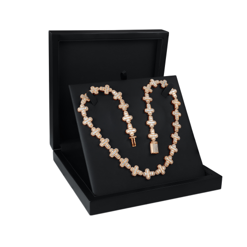 Virtuoso - Chaîne avec croix en moissanite taille émeraude, serti pavé et fermoir remarquable