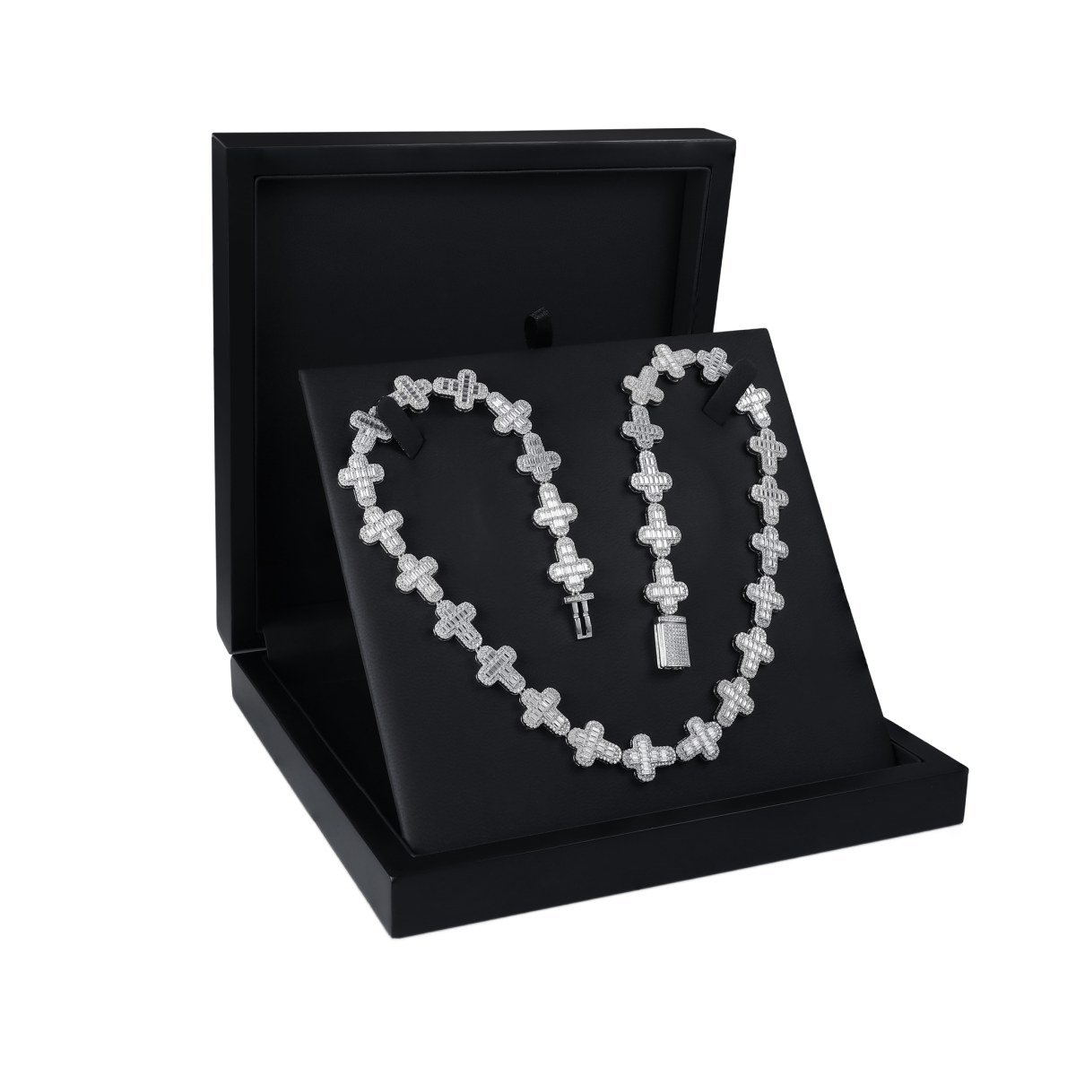 Virtuoso - Chaîne à pendentif croix en moissanite taille émeraude avec serti pavé et fermoir remarquable
