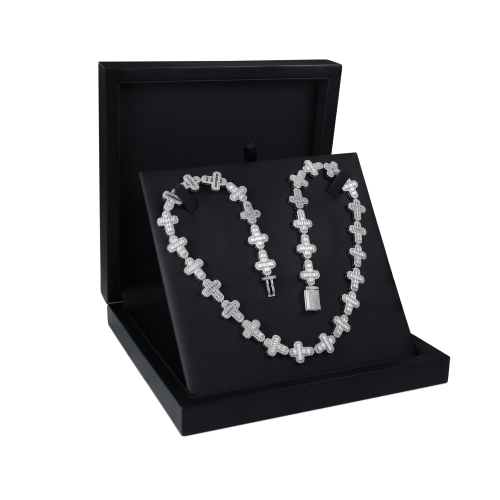 Virtuoso - Chaîne avec croix en moissanite taille émeraude, serti pavé et fermoir remarquable